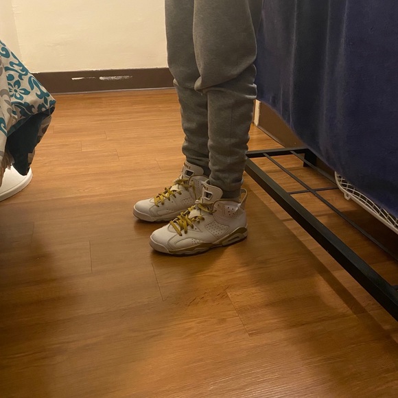 Jordan 6 Golden Moments Size 9 *IN HAND* - Picture 7 of 12